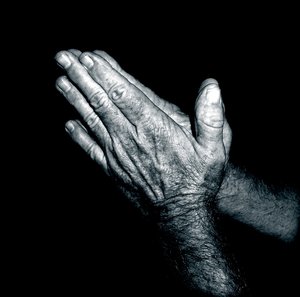 mains en prière - bichromie