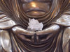 bouddha tenant un cristal