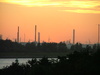 industrie au coucher du soleil